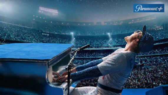 © 2020 Paramount Pictures. All rights reserved. Elton John på scenen i filmen Rocketman