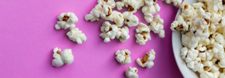 Popcorn på rosa bakgrunn